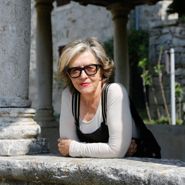 Kad bih se vodila samo svojim iskustvom, onda bi sve priče imale sretan kraj! Evo jedne: siromašna i bolesna rastavljena majka jednog djeteta u vrijeme rata sreće zgodnog novinara iz daleke zemlje. Slijede fatalna ljubav i sretan kraj... Ljubavne priče jesu kičaste