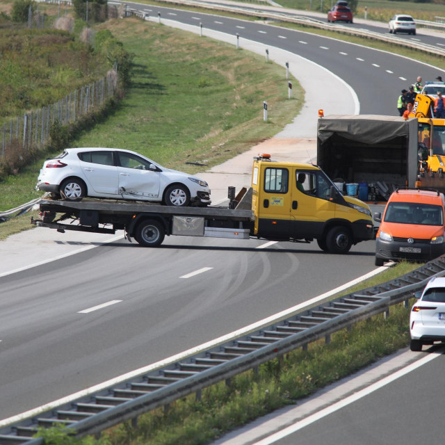 Na autocesti A4 kod mjesta Breznica doslo je prometne nesreće između kamiona i više osobnih automobila, ozlijeđeno je više osoba