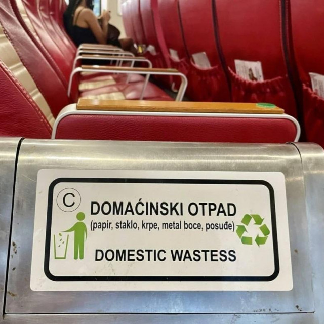 Natpis na hrvatskom i engleskom jeziku na Jadrolinijinom katamaranu za Elafite