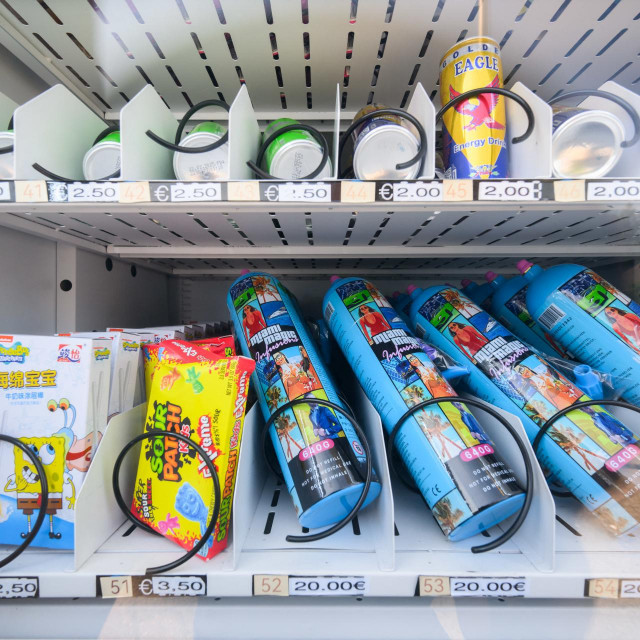 Automat sa spornim prozivodima ispred trgovine u Njemačkoj