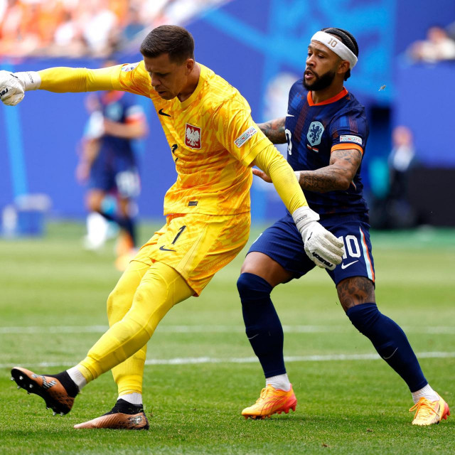 Wojciech Szczęsny i Memphis Depay