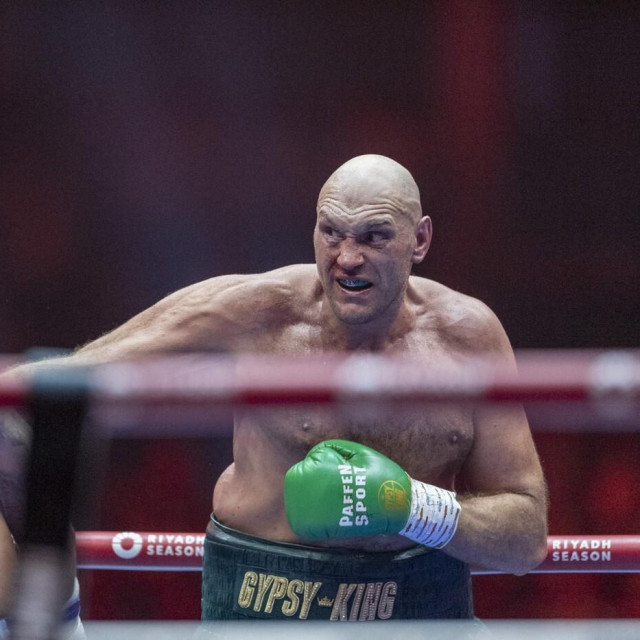 Oleksandr Usyk (lijevo) i Tyson Fury (desno)