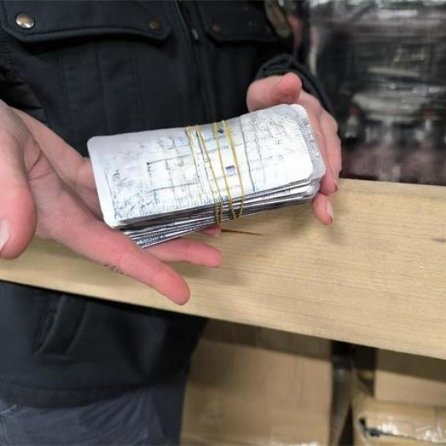 Zaplijenjene tablete na Tovarniku