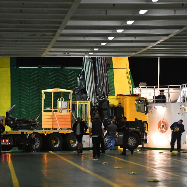 Trajekt u pristaništu Brestova