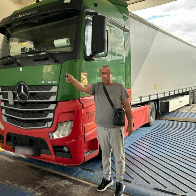 Ljutiti vozač šleperom je blokirao trajekt