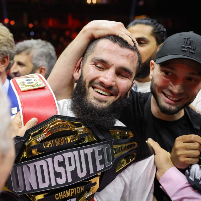 Artur Beterbiev slavi pobjedu protiv Bivola