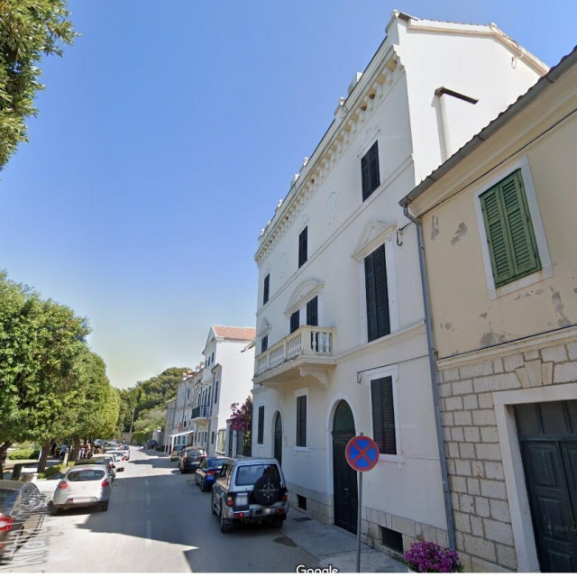 Zgrada površine 413 kvadrata sadrži dvije blagovaonice, sobu za prijem, kuhinju, dva toaleta te ukupno 14 soba s kupaonicama