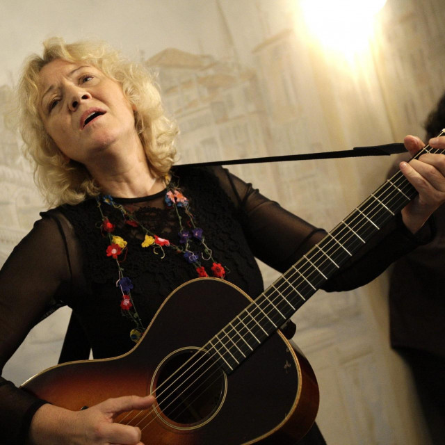 U mojem ‘radiotelevizijskom‘ sjećanju ostaje kao iznimno draga, topla, tiha, nenametljiva i skromna žena glasa nalik crnom biseru