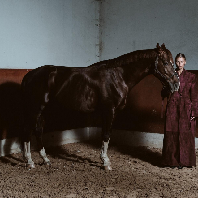Kaput od brušene kože IZAKOVA; čizme ZARA
Fotografije MARKO DUKIĆ
