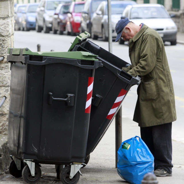Pula, građanin kopa po kontejnerima 
 