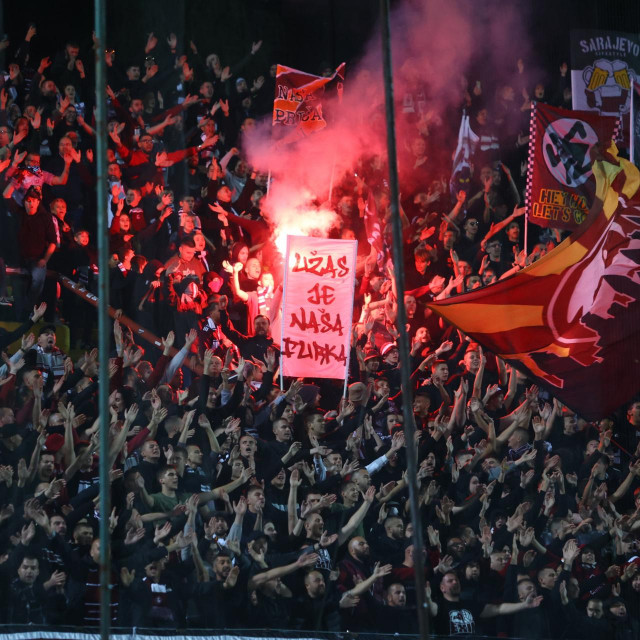 Sarajevo, BiH, 250924.
Stadion Asim Ferhatovic Hase.
Nogometna utakmica 8. kola Wwin lige BIH, FK Sarajevo - FK Zeljeznicar.
Na fotgrafiji: navijaci Sarajeva, Horde zla.