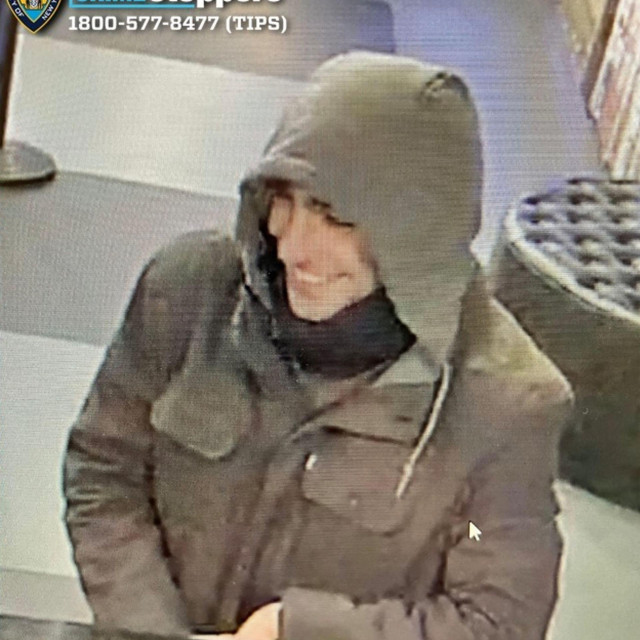 Snimka s nadzorne kamere iz hostela u kojem je atentator odsjeo. Svo vrijeme je skrivao lice, no nasmijao se kada mu je recepcionarka rekla: ”Pokaži mi taj svoj lijepi osmijeh”