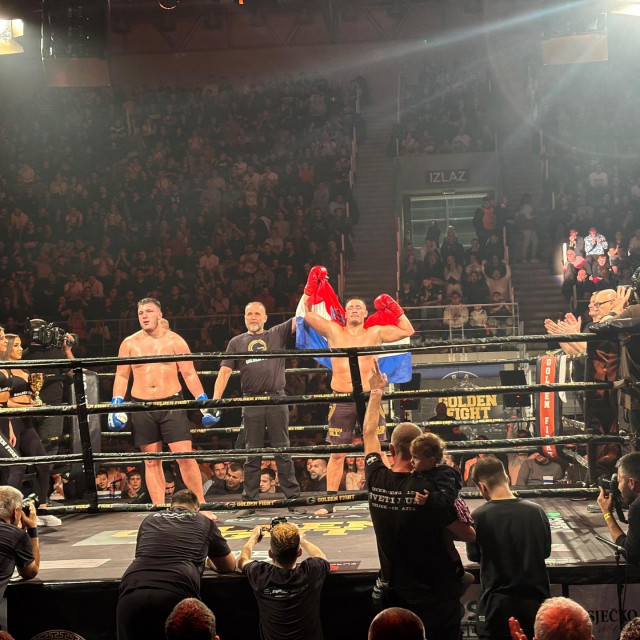 Ajdin Gadžo (lijevo) i Mikael Golubović (desno) prilikom proglašenja na Golden Fightu 7