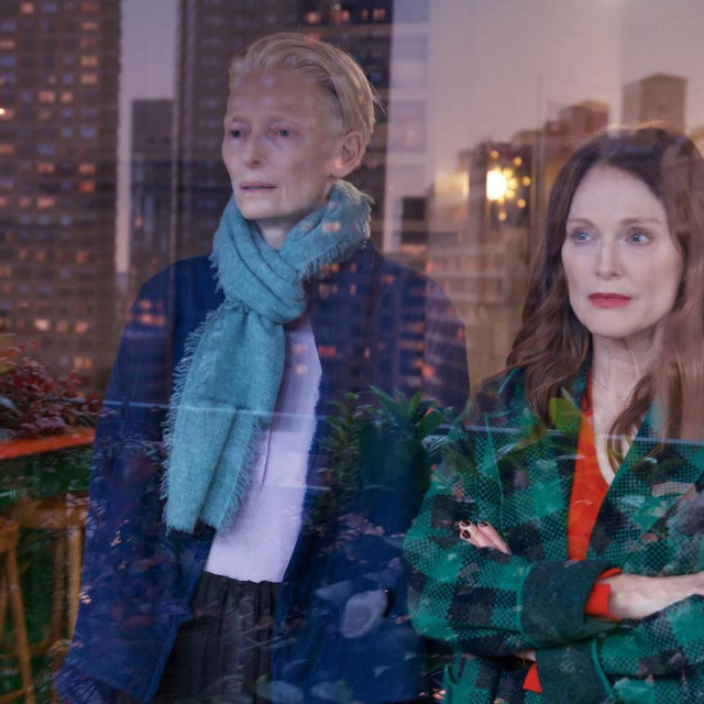 U ”Susjednoj sobi” bogata novinarka Martha (Tilda Swinton) odlučila se na eutanaziju i nagovorila prijateljicu Ingrid (Julianne Moore) da joj pravi društvo