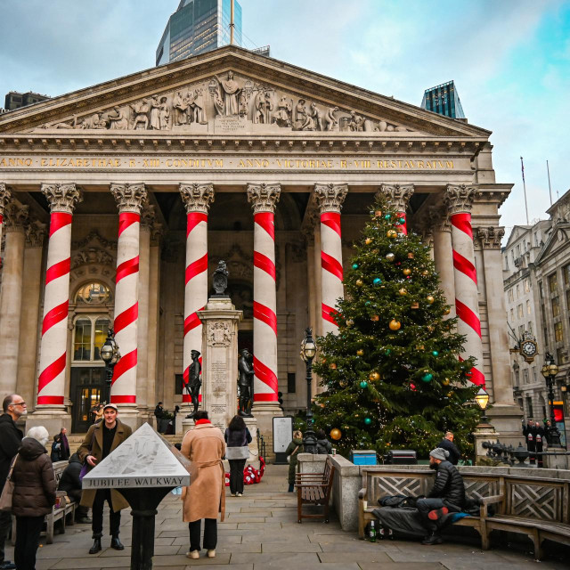 Robna kuća Fortnum & Mason nalazi se u nekadašnjoj zgradi burze The Royal Exchange