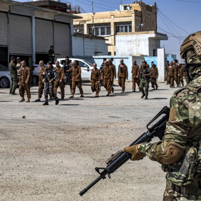 Zavorenici pripadnici ISIS-a pod nadzorom su kurdskih boraca