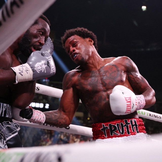 Errol Spence Jr. zadaje udarac Terenceu Crawfordu