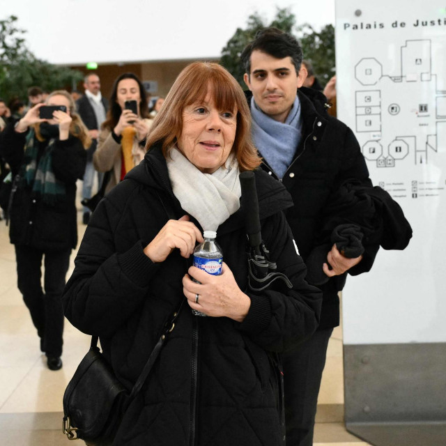 Gospođa Gisèle Pelicot dolazi na suđenje. Prati ju njezin odvjetnik, a tuženi silovatelj angažirao je odvjetnicu