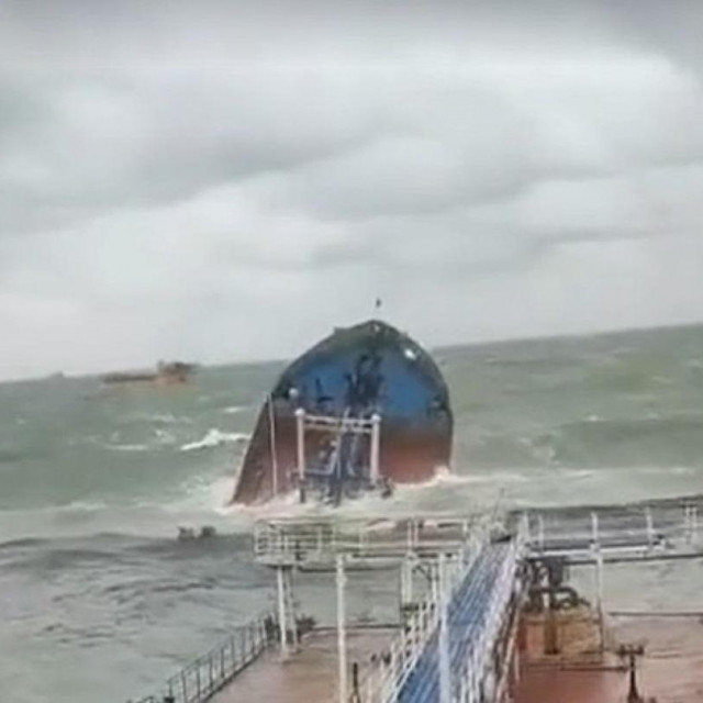 Dva tankera upala u žestoku oluju i sudarila se