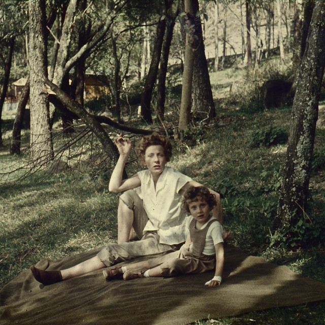 Dragica Crnković Očko s kćeri Sanjom, Etiopija, 1958.
Radove su izabrale njezine kćeri Dunja Vejzović, Manja Scott i Sanja Crnković Pozaić