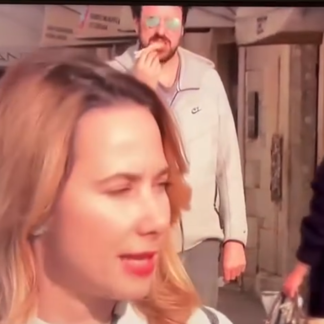 Dok Marija Selak Raspudić daje izjavu, neimenovani Splićanin uživa u pizzi