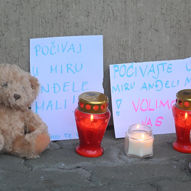 Građani ostavljaju svijeće kod mjesta tragedije
