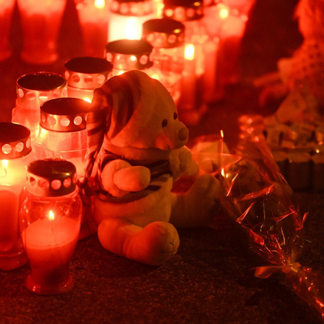 Pred školom građani pale svijeće i ostavljaju dirljive poruke