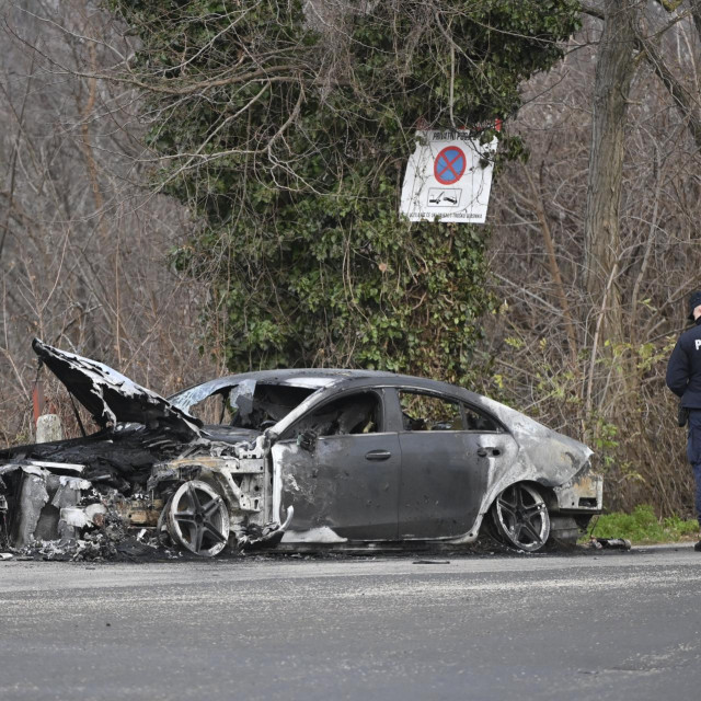Mercedes izgorio u Kotoripskoj ulici u Gornjoj Kustošiji