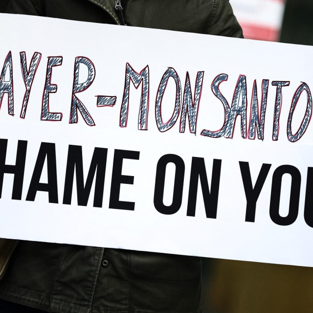 Aktivisti s plakatom protiv Bayera i Monsanta