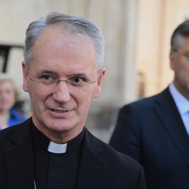 Nadbiskup zagrebački Dražen Kutleša, u pozadini premijer Andrej Plenković