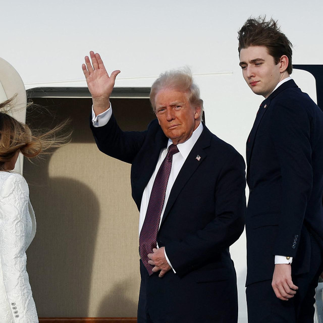 Donald Trump s obitelji ulazi u avion američke vlade, Florida, 2025.