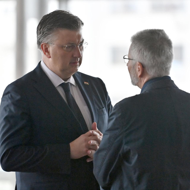Predsjednik Vlade Andrej Plenković sindikalist Krešimir Sever na sjednici Gospodarsko-socijalnoga vijeća