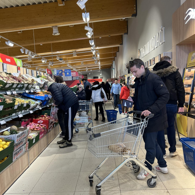 Hipermarket na istoku Zagreba ipak se popunio oko 11 sati, trgovina ima i zaštitara