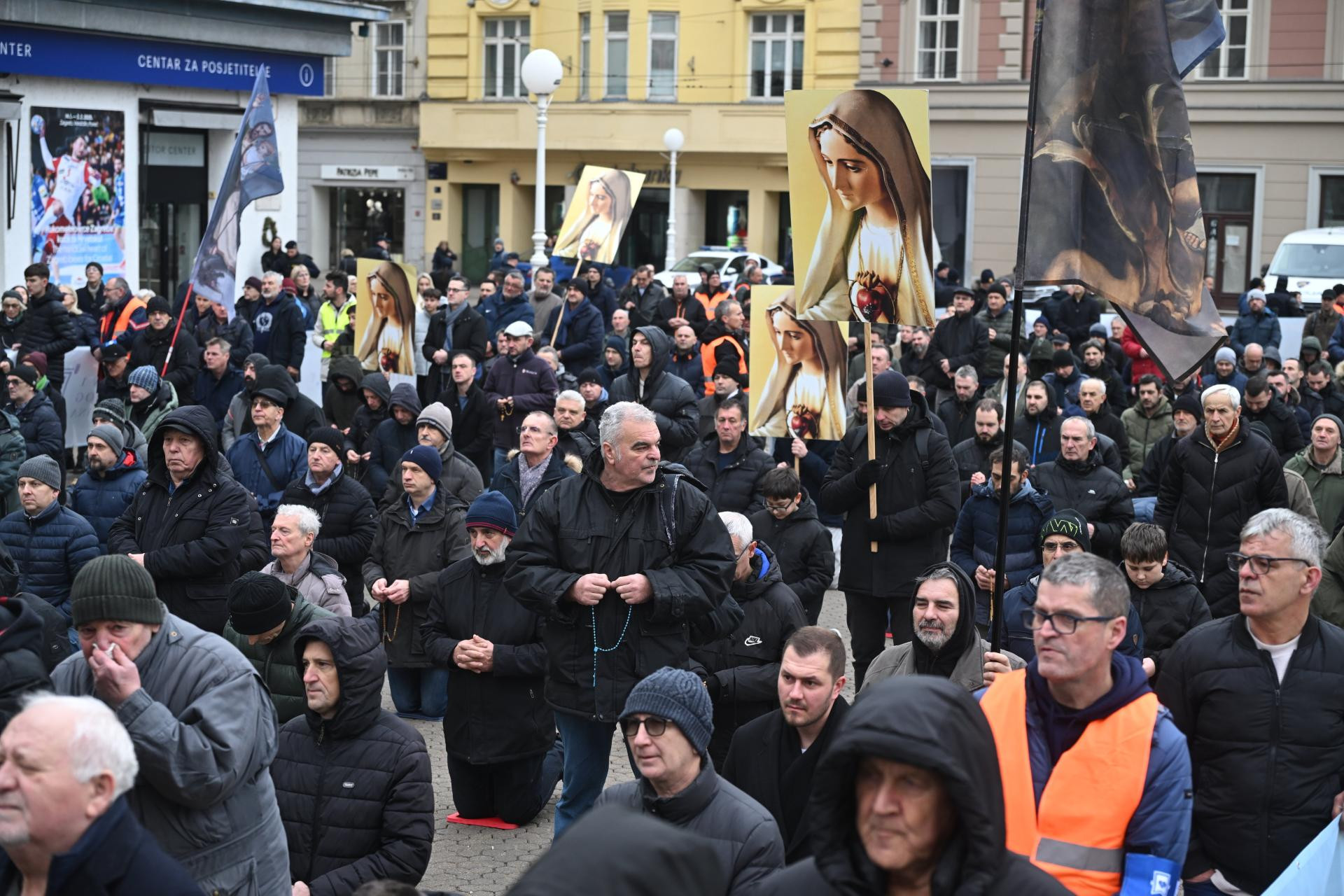 Jutarnji list - Na Trgu se okupili molitelji, pogledajte kako je muškarac  vrijeđao protuprosvjednicu: 'Kakvi ste vi komunisti...'