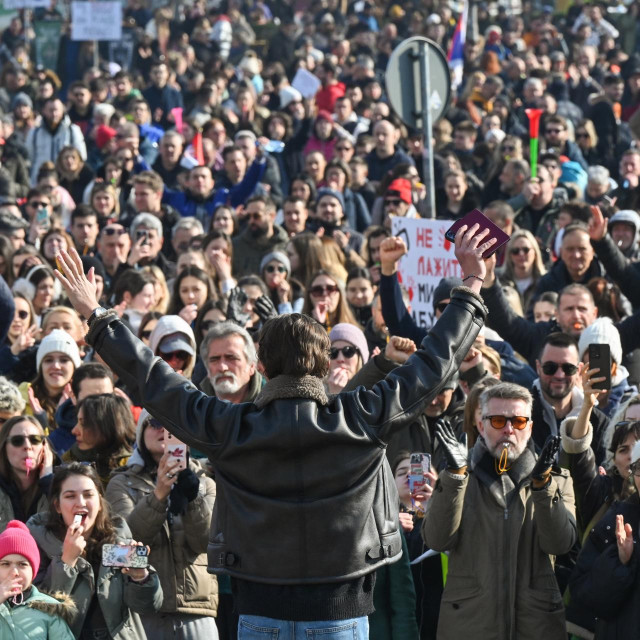 Tisuće ljudi prosvjedovali su na studentskim blokadama koji blokiraju prolaz na Most slobode