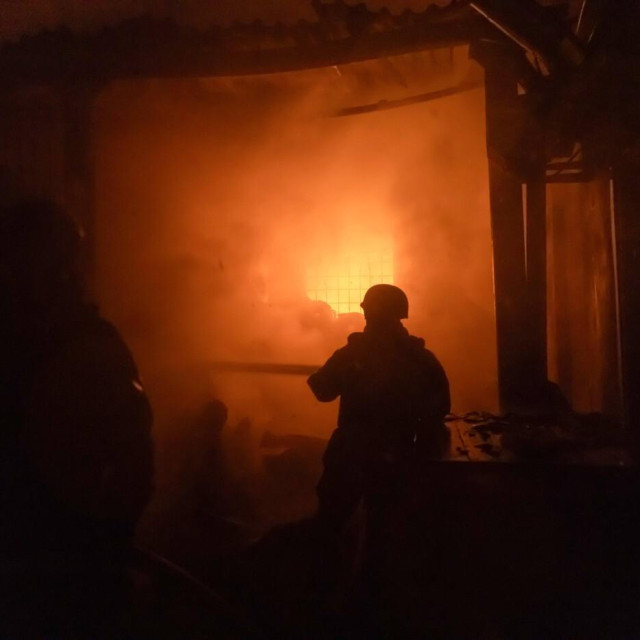 Vatrogasci gase požar, ilustrativna fotografija