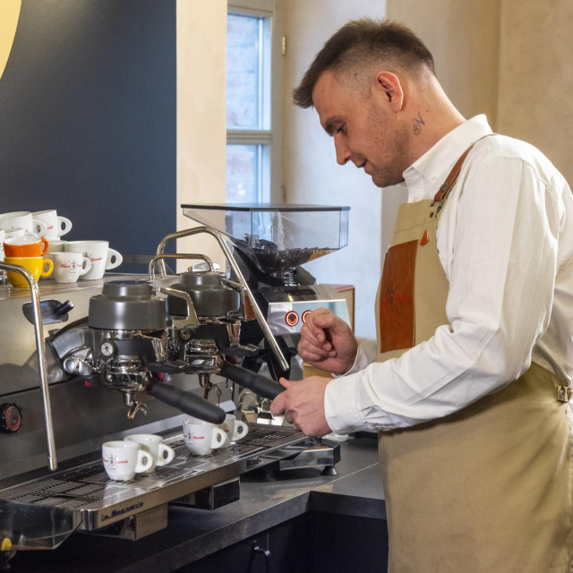 Zagreb, 220125.
Vodovodna ulica.
Barista Tomislav Mraovic priprema kavu u prostorima Franck Baristicke akademije.
