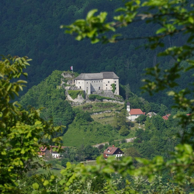 Veličanstveni dvorac Kostel na šiljastom brežuljku iznad rijeke Kupe, s prekrasnim pogledom na rijeku Kupu i prostrane kočevske šume, drugi je po veličini dvorski kompleks u Sloveniji