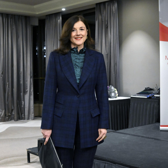 U plavom odijelu kariranog uzorka na panelu o budućnosti mentalnog zdravlja u hotelu Westin