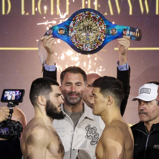 Artur Beterbiev (lijevo), Eddie Hearn (u sredini) i Dmitry Bivol (desno)