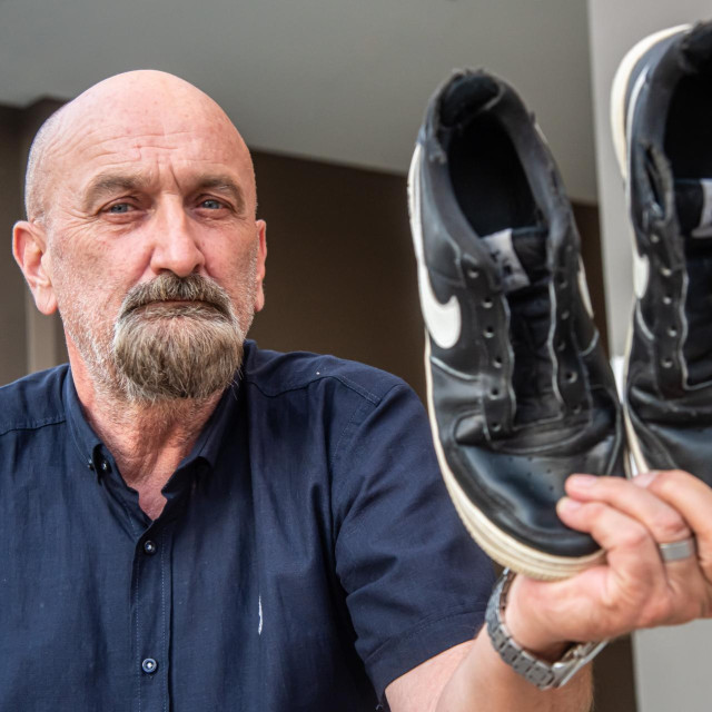 Goran Petrović sa spornim tenisicama za koje je sudski vještak iz Slovenije utvrdio da nisu imale nedostatak