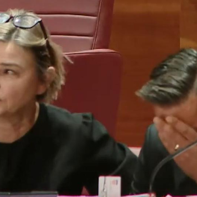 Zastupnica Možemo! Sandra Benčić tješi zastupnika Mosta Antu Kujundžića nakon vrlo emotivnog nastupa o posvajanju djece