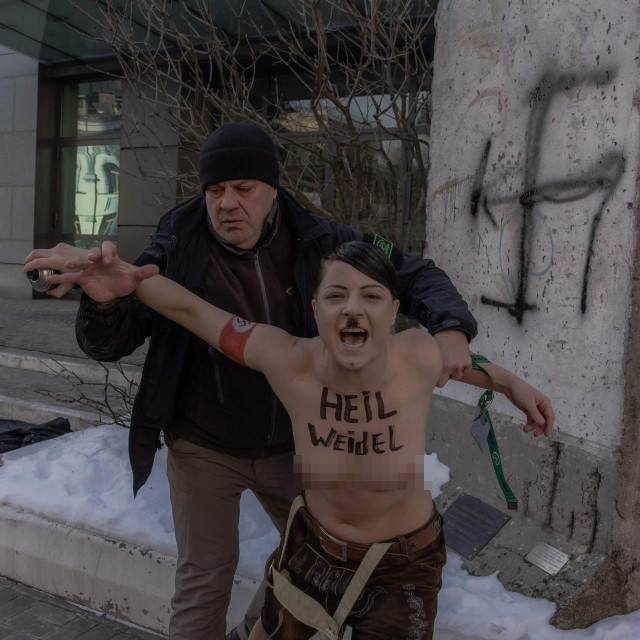 Aktivistica Femena prosvjeduje protiv njemačke krajnje desne stranke Alternativa za Njemačku (AfD) ispred veleposlanstva Njemačke u Kijevu