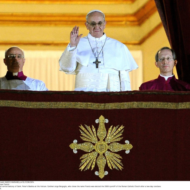 Papa Franjo nakon izbora pojavio se po prvi put pred okupljenim mnoštvom na balkonu Bazilike svetog Petra u Vatikanu