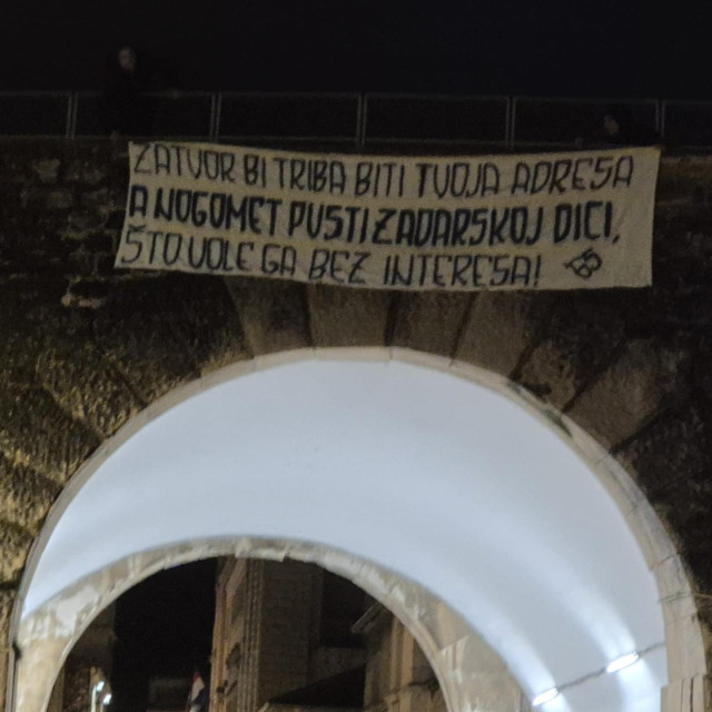Transparent koji je osvanuo u Zadru posvećen predsjedničkoj utrci između Buljata i Sinovčića 