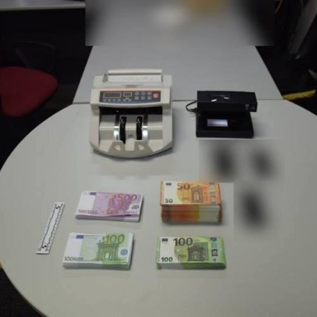 predmeti i lažni euri oduzeti u pretresu kod 21-godišnjaka