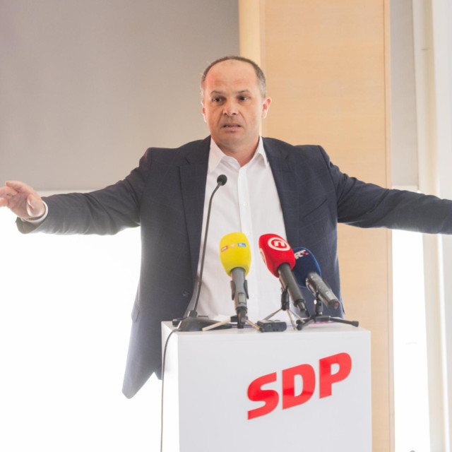 Sjednica Glavnog odbora SDP-a u Osijeku
Na fotografiji: Siniša Hajdaš Dončić, predsjednik SDP-a.
 