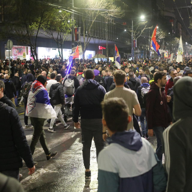15 minuta šutnje u Ulici kralja Milana, prekinuto je misterioznim zvukom i prekinuta i prosvjednici su na kratko bili u panici
 