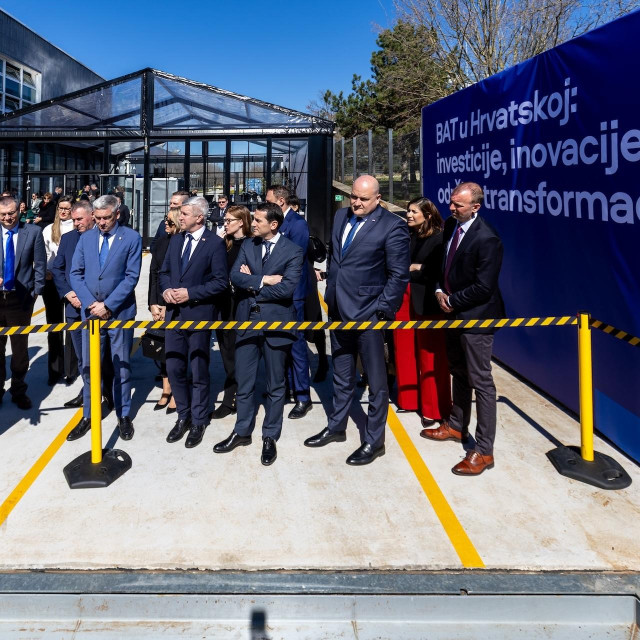 Predstavnici BAT-a u Hrvatskoj svečano su otvorili novo postrojenje za proizvodnju toplinske energije na biomasu u BAT-ovoj tvornici u Kanfanaru vrijedno 4,7 milijuna eura. Svečanom otvorenju prisustvovao je Donato Del Vecchio, Zvonko Kolobara, Brian Chambers, Simon Brown, Boris Miletić i ministar gospodarstva Ante Šušnjar