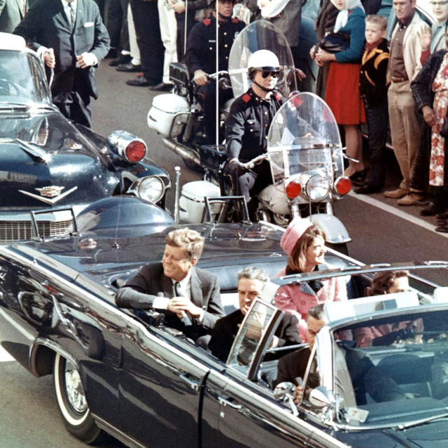 John F Kennedy i Jackie Kennedy u Dallasu, 1963. godine, nesporedno prije atentata